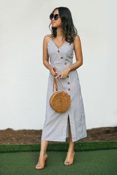 Realce sua personalidade com nossos designs únicos Stripped Dress, Play Dress, Striped Dress, Classy Outfits, Cute Dresses, Straw Bag, Trendy Outfits, Designer Dresses, Casual Dress