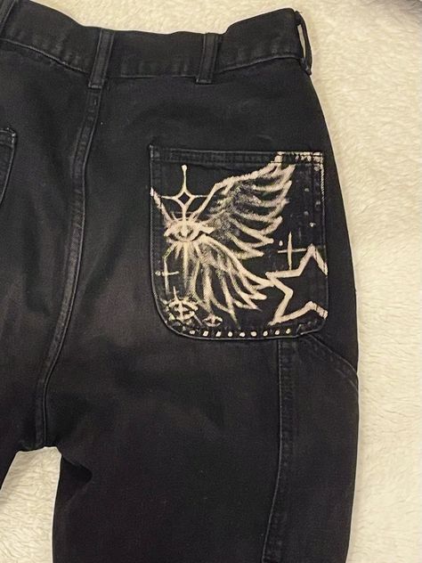 Cool Pants Design Drawing, Things To Bleach On Jeans, Bleach Design Shirt Diy, Diy Jean Shorts Paint, Black Pants Design Paint, Black Sweater Bleach Design, Bleached Star Jeans, Bleach Painting On Jeans, Bleach On Black Jeans