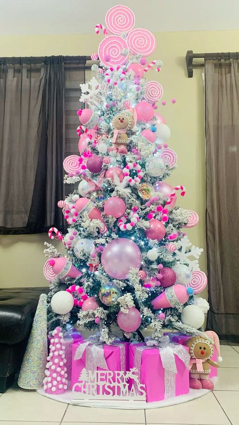 Candyland Tree Decorating Ideas, Pink Candy Christmas Tree, Candy Land Christmas Tree Ideas, Candy Land Tree, Candy Themed Christmas Tree, Ideas Decoracion Navidad, Ugly Christmas Tree, Diy Christmas Candy, Candyland Christmas Tree