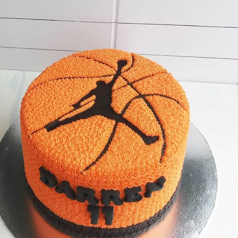 #basketball #airjordan #birthday #birthdaycake #cake #cakes #eeeats #f52grams #onthetable #baked #buttercream #foodporn #foodgasm… Bolo Do Barcelona, Michael Jordan Cake, Basketball Cakes, Basketball Birthday Cake, Basketball Theme Birthday, Birthday Cake For Boyfriend, Cake Design For Men, Basketball Birthday Party, Cake For Boyfriend