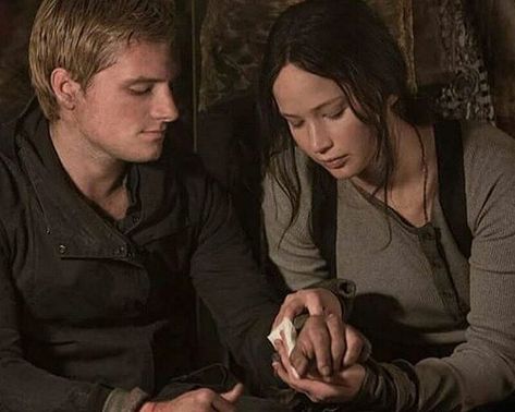 NEW still of Katniss Everdeen and Peeta Mellark in Mockingjay Part 2! Hunger Games Josh Hutcherson, Peeta Katniss, Katniss Peeta, Peeta And Katniss, Hunger Games 2, Hunter Games, Mockingjay Part 2, Hunger Games Movies, Real Or Not Real