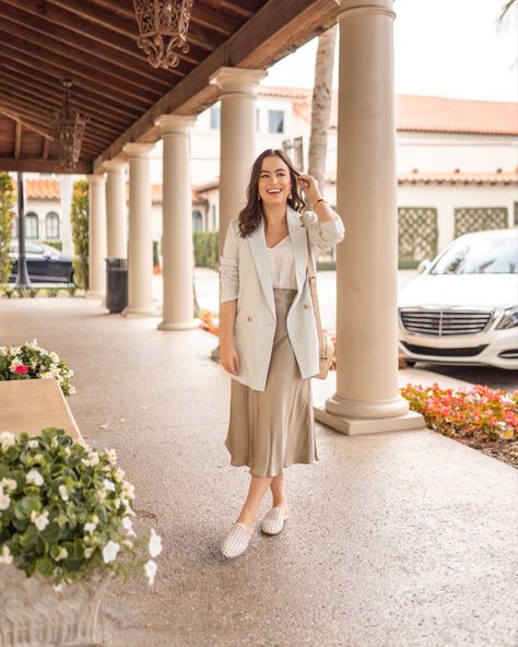 Oversized blazer and midi skirt outfit White Blazer With Skirt, Blazer And Skirts Outfit, Midi Skirt Blazer Outfit, Formal Midi Skirt Outfit, Satin Dress Outfit Formal, Work Outfit Midi Skirt, Oversized Blazer Outfit White, Office Look Skirt, Blazers And Skirts Outfits