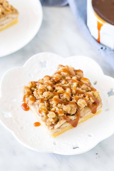 The perfect dessert for apple season - these apple crisp bars have a shortbread crust, cinnamon apples, and oatmeal crumble on top. Delicious with a drizzle of caramel sauce or scoop of ice cream. #applecrisp #applecrumble #bar #applecrispbar #apples #bar #cinnamonapples #caramel #fall from Just So Tasty Pear Bars, Apple Crisp Bars, Caramel Bars Recipe, Apple Pie Bars Recipe, Oatmeal Crumble Topping, Oatmeal Crumble, Caramel Apple Crisp, Salted Caramel Apple Pie, Caramel Pears