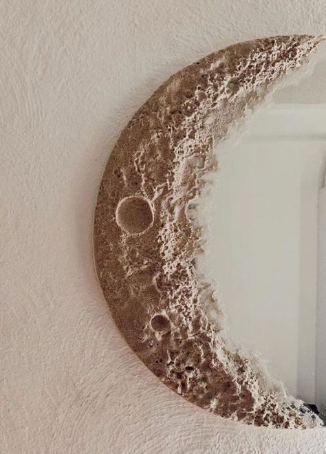 DIY Mondspiegel – Ein echter Eyecatcher im Raum - fresHouse Wall Mirror Collage, Mirror Collage Wall, Aesthetic Wall Mirror, Spiegel Diy, Collage Wall Decor, Mirror Collage, Spiegel Selfie, Mirror Decor Ideas, Zimmer Diy