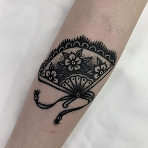 American Traditional Wrist Tattoo, Traditional Style Tattoo For Women, Traditional Tattoos American, Modern Traditional Tattoos, Traditional Tattoos For Women, Cool Traditional Tattoos, Unique Traditional Tattoo, Tattoos For Women Cat, Tattoos American Traditional