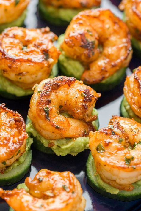 Assembled avocado shrimp bites on a platter Sommer Mad, Blackened Shrimp, Avocado Cucumber, Cucumber Bites, Shrimp Appetizers, Shrimp Avocado, Havana Nights, Cajun Shrimp, God Mat