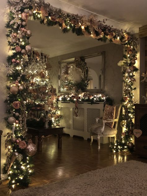 Diy Art Christmas, Christmas Home Decorating, Home Decorating Diy, Christmas Decorations Apartment, Christmas Dreaming, Cozy Christmas Decor, Christmas Themes Decorations, Christmas Interiors, Christmas Tree Inspiration