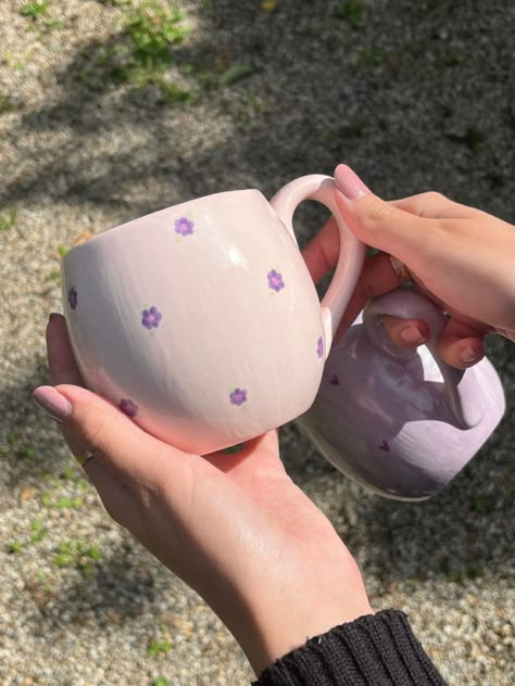 Purple Pottery Painting, Mug Painting Ideas Easy, Mug Drawing Ideas, Purple Mug, Pottery Cafe, Ceramic Cafe, Painted Ceramic Plates, Diy Pottery Painting, Pottery Animals