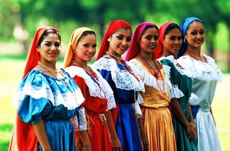 El Salvadoran women in traditional dress El Salvador Clothes, Salvadoran Art, Salvador Culture, El Salvador Culture, El Salvador Food, Fiesta Wedding, Traditional Dance, Cultural Activities, Central American