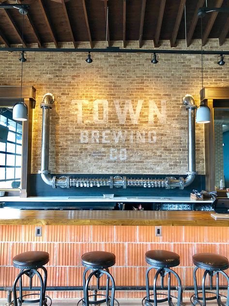 Rustic Beer Bar, Tap House Bar Design, Tap House Bar Ideas, Basement Brewery Ideas, Tap Room Brewery Design, Brewery Lighting, Brewery Bar Design, Beer Shop Design, Brewery Aesthetic