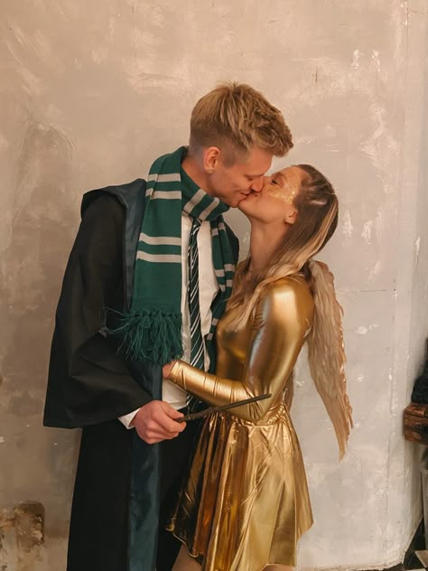 Slytherin Couple, Tattoo Ideas Tiny, Karneval Outfit, Partner Costumes, Harry Potter Couples, Harry Potter Halloween Costumes, Couple Tattoo Ideas, Carnaval Outfit, Halloweenský Makeup