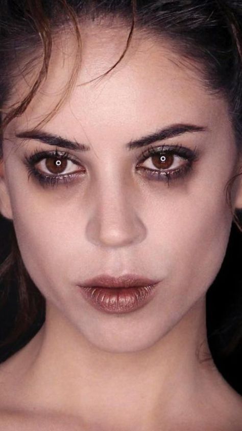 Twilight Vampire Makeup, 90s Witch Makeup, Marla Singer Makeup, Subtle Vampire Makeup, Marla Singer Outfit, Smudged Makeup Aesthetic, Marla Singer Costume, Grunge Eye Makeup 90s, Vampire Makeup Aesthetic