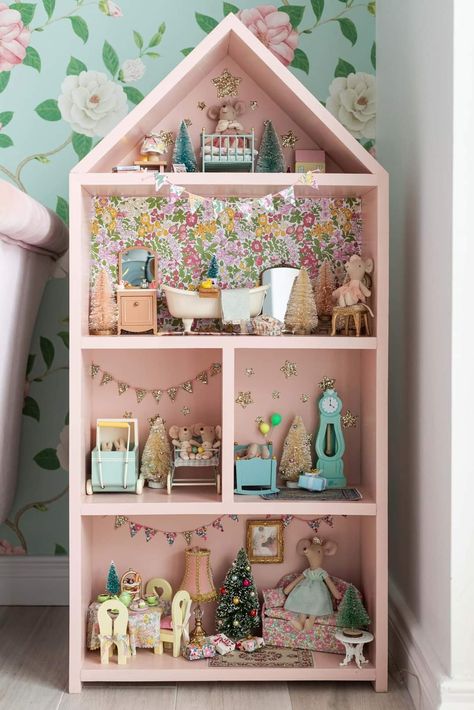 Maileg Inspired Nursery, Doll House Shelf Diy, Maileg House Ideas, Maximalist Dollhouse, Diy Maileg Dollhouse, Diy Doll House Ideas, Doll House Aesthetic, Painted Doll House, Diy Maileg