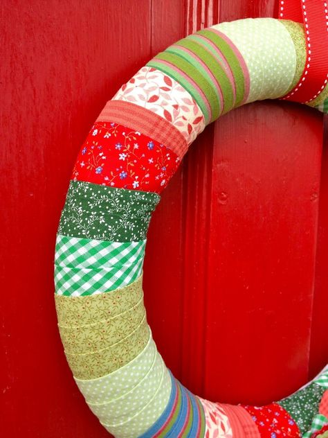 Holiday Wreath Craft, Christmas Wreath Image, Couronne Diy, Christmas Wreaths Diy Easy, Fabric Wreath, Diy Christmas Wreaths, Christmas Door Wreaths, Christmas Wreaths To Make, Wreaths Diy