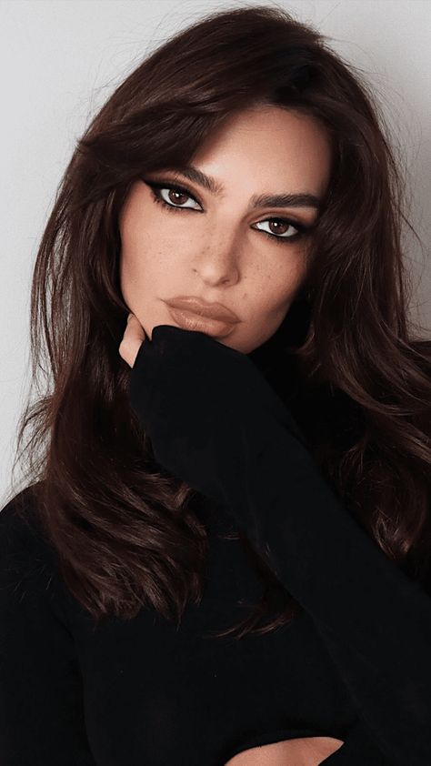 Emily Ratajkowski Makeup, Feminine Makeup, Maquillage On Fleek, Bold Makeup, Mob Wife, Make Up Inspo, Foto Art, Dark Feminine, Emily Ratajkowski