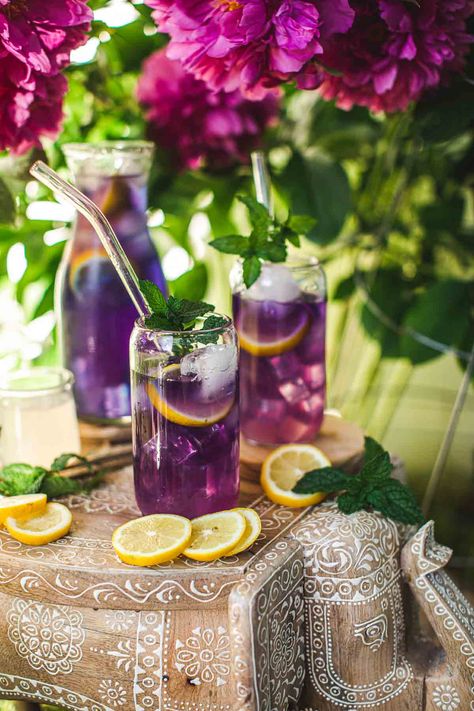 Purple Prom Ideas, Butterfly Pea Flower Lemonade, Butterfly Pea Lemonade, Pea Flower Lemonade, Lavender Picnic, Flower Lemonade, Yellow Drinks, Butterfly Pea Tea, Butterfly Pea Flower Tea