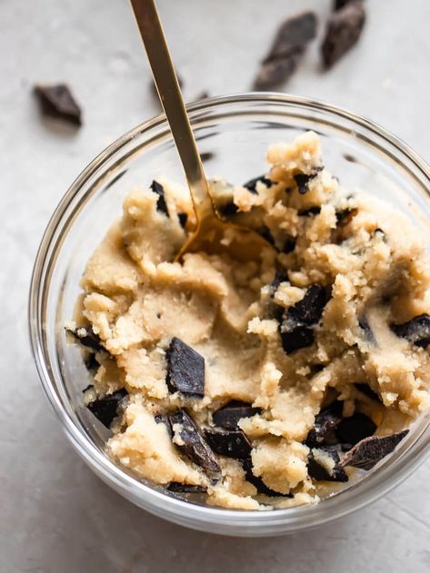 Love cookie dough? This edible cookie dough recipe simply delicious. Made with a handful of ingredients, it's easy-to-make, paleo, gluten-free, and vegan. Paleo Cookie Dough, Paleo Cookie, Edible Cookie Dough Recipe, Healthy Cookie Dough, Cookie Dough Recipe, Raw Cookie Dough, Best Edibles, Paleo Recipes Dessert, Cookie Dough Recipes