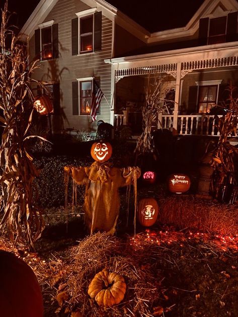 Halloween Family Aesthetic, 1990s Halloween Aesthetic, Halloween Nastolgia, Halloween Decorated Houses Outside, Halloween In The 90s, Tvd Fall Aesthetic, Halloween Aesthetic House, Nostalgic Halloween Aesthetic, Nostalgic Halloween Decor