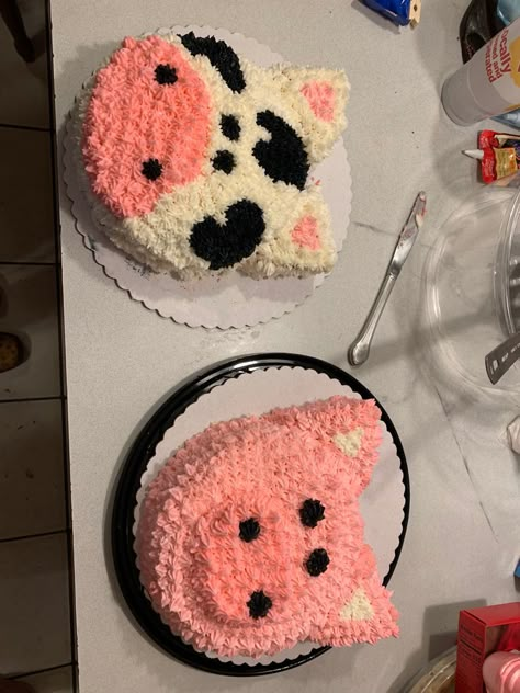 Easy Pig Cake Ideas, Easy Pig Cake, Cow Cake Decoration, Diy Pig Cake, Pig Themed Birthday Cake, Pig Smash Cake 1st Birthdays, Cow Shaped Cake, Cow And Pig Cake, Cow Cake Diy