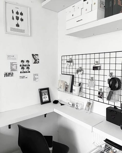 Hiasan Bilik Tidur, Army Room Decor, Study Desk Decor, White Desk, Desk Inspo, Pinterest Room Decor, Study Room Decor, Room Desk, Minimalist Room