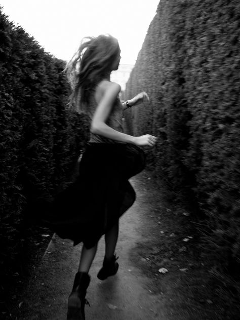 reminds me of alice running through the queens garden labyrinth Karlie Kloss, Jennifer Connelly, Foto Art, Girl Running, Cara Delevingne, 인물 사진, White Photo, Nara, Labyrinth