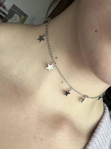 Cool Necklaces Aesthetic, Necklaces Aesthetic, Edgy Jewelry, Pretty Jewelry Necklaces, Jewelry Accessories Ideas, Girly Accessories, Funky Jewelry, Star Jewelry, Girly Jewelry