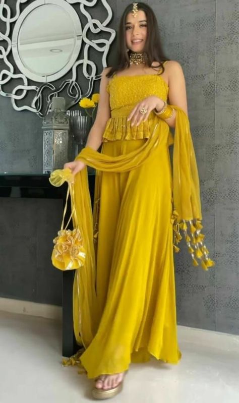 Beautiful bridal mehndi outfits ideas 2022😍😍 Haldi Dress Ideas, Georgette Palazzo, Haldi Dress, Georgette Kurta, Haldi Outfits, Haldi Outfit, Mehndi Dress, Function Dresses, Simple Lehenga