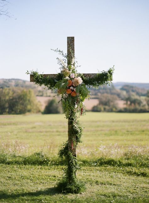 Love this with a little more of my colors for wedding but I like all of the green going around the cross. Very pretty!! Church Altar Decorations, Wedding Cross, Wedding Altars, Boda Mexicana, Fall Wedding Flowers, Altar Decorations, Church Decor, Trendy Wedding, Wedding Arch