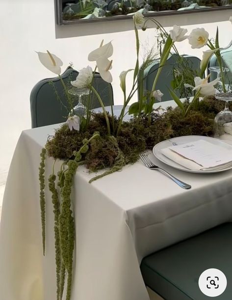 Moss Decorations Wedding, Moss On Wedding Table, Elegant Cocktail Table Decor, Wedding Cocktail Table Centerpieces, Moss Table Arrangement, Green Moss Table Decor, White Cake With Green Flowers, Moss Table Wedding, Moss Flower Arrangements