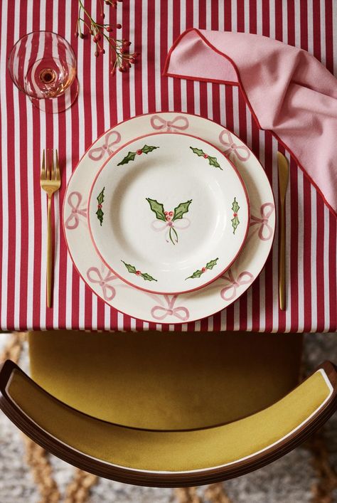 Be inspired by Anna + Nina this Christmas with their gorgeous Christmas collection now stocked at Anthropologue EU. From mistletoe painted plates to candy cane inspired tableclothes, they have everything you need and more to create the perfect tablescape. Christmas Dinner Decorations, Dinner Tablescape, Green Tablescape, Girls Christmas Party, A Seat At The Table, Anthropologie Christmas, Seat At The Table, Anna Nina, Pink Xmas