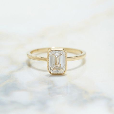 Bezel Setting Engagement Ring, Emerald Solitaire Engagement Ring, Vintage Cluster Ring, Setting Engagement Ring, Statement Engagement Ring, Classic Solitaire Ring, Bezel Set Engagement Ring, Solitaire Ring Set, White Sapphire Engagement Ring