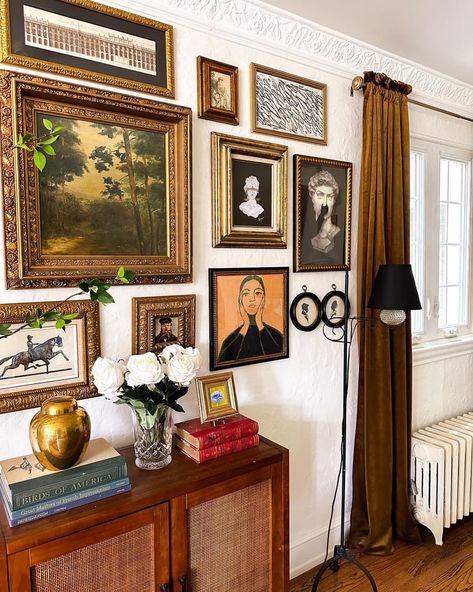 Parisian Modern Decor, Modern Gallery Wall Ideas, Gallery Wall Antique, Southern Living Rooms, Modern Vintage Living Room, Parisian Modern, Theres No Place Like Home, New York Home, Living Wall Decor