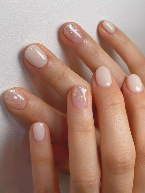 Gel Polish Nail Designs For Wedding, Short Nails Natural Designs, Cute Short Neutral Nails, Short Nails Trending, Short Nails Color Ideas Summer, Nails Inspo Simple Design, Nail Art Subtle, Easy Wedding Nails, Summer Manicure Short Nails