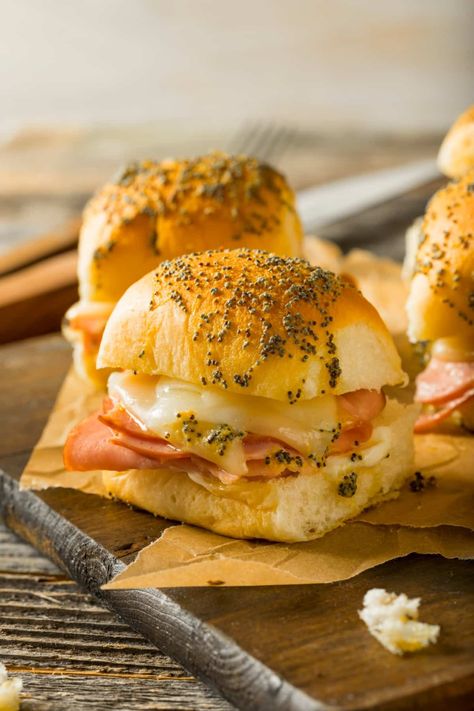 These yummy Funeral Sandwiches are the The Best Hawaiian Sliders with Cheese and they are so easy to make! Easy Appetizer Sandwiches, Foot Long Sandwiches, Quick Easy Sandwiches, Baked Sandwiches For A Crowd, Make Ahead Party Sandwiches, Pot Luck Sandwiches, Snack Sandwiches Appetizers, Appetizer Sandwiches For Party, Sandwiches For Baby Shower Ideas