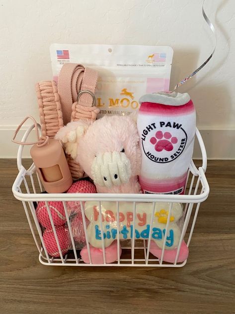 Doggy Easter Basket, Dog Bday Gift Ideas, New Puppy Gift Basket Ideas, Puppy Going Home Package, Puppy Welcome Home Basket, Dog Easter Basket Ideas, Cute Puppy Supplies, Cute Puppy Things, Easter Basket For Dogs