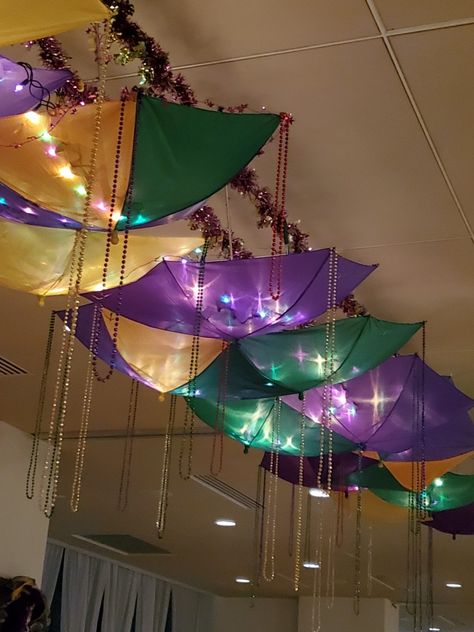 Mardi Gras Halloween Decorations, Mardi Gras Prom Decorations, Madi Gras Party Decor, Mardi Gras Office Party Ideas, Mardi Gras Indoor Decorations, Mardi Gras Gala Decorations, New Orleans Prom Theme, Mardi Gras Party Ideas Decoration, Mardi Gras Umbrella Ideas Diy