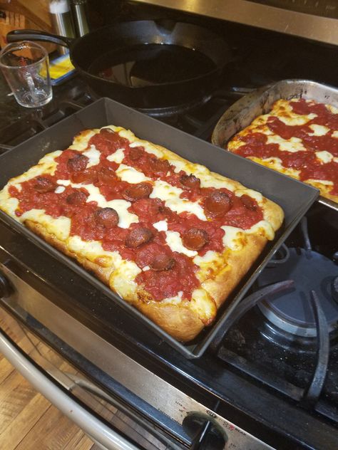 Cole Cooks Decadent Detroit Pizza Detroit Pizza Recipe, Stromboli Recipes, Detroit Style Pizza, Detroit Pizza, Ny Style Pizza, Square Pizza, Stromboli Recipe, Bbq Sausage, Pizza Stromboli