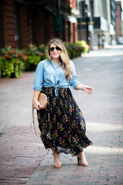 Maxi Skirt Transition to Fall | Coffee Beans and Bobby Pins White Elm, Simple Spring Outfits, Maxi Skirt Style, Mid Size Fashion, Plus Size Fall Outfit, Maxi Skirt Outfits, Rock Outfit, Floral Maxi Skirt, Mode Inspo