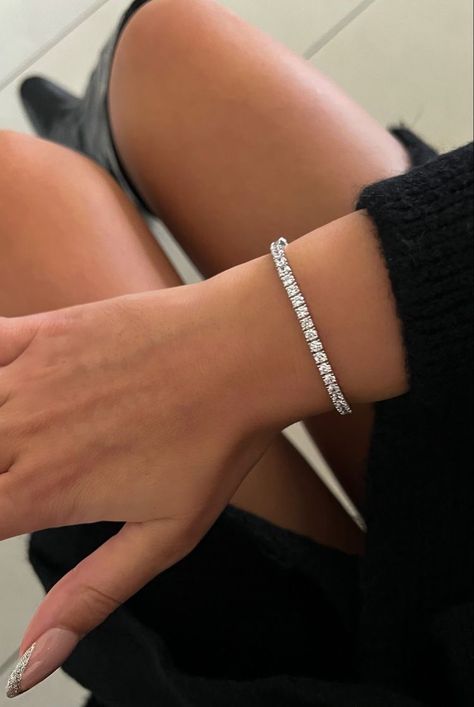 Jimin Tiffany And Co, Tennis Bracelet Aesthetic, Pearl Mia Goth, Old Money Aesthetic Fall, Tennis Bracelet Gold, Rose Gold Bracelets, Fall 2023 Fashion Trends, Bracelet Aesthetic, Aesthetic Image