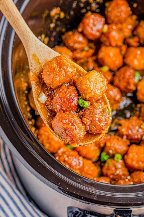 Slow Cooker Orange Meatballs - 🍊🎉🙌🏻 The EASIEST 5-ingredient recipe for savory, sweet, and saucy meatballs that are infused with the flavor of orange marmalade and soy sauce! Whether you need a no-fuss weeknight dinner idea that's as easy as 'set it and forget it' or a GREAT party appetizer recipe, everyone LOVES these juicy, flavorful meatballs! Orange Meatballs, Saucy Meatballs, Turkey Meatballs Crockpot, Flavorful Meatballs, Orange Marmalade Recipe, Averie Cooks, Crock Pot Meatballs, Meatball Recipes Easy, Meatballs Easy