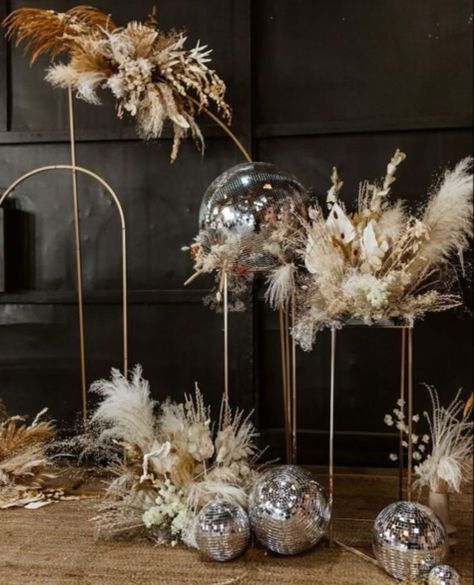 Pampas Disco Wedding, Disco Ball Dried Flowers, Pampas And Disco Ball Wedding, Nye Wedding Decor, Boho Disco Decor, Wedding Disco Ball Decor, Boho Disco Party, Disco Ball Table Decor, Disco Ball Theme Party