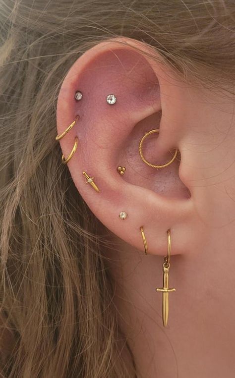 Lower Helix Piercing Ideas, Ear Piercings For Flat Ears, Helix Piercing Placement, Flat Back Piercing, Stacked Helix Piercings, Ear Flat Piercings, Flat Helix Piercing Ideas, Flat Earring Piercing, Ear Inspiration Piercing