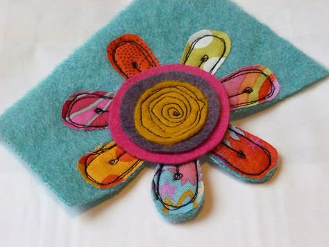 Fabric Brooches And Pins, Fabric Brooch Diy Ideas, Felt Flower Brooch, Brooches Handmade Fabric, Diy Fabric Brooch, Diy Flower Brooch, Felt Brooch Diy, Brooch Tutorial, Fabric Brooches