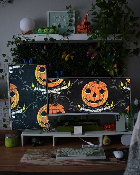 🎃 halloween desk decor! 🎃 Finally starting to cool down and feel like fall. All links are in my bio! ☺️If it’s not the exact item I added Amazon substitutes. cozy gaming setup | white pc | desk setup | game room | setup inspiration | pc setup | cozy desk | cozy gamer | cozy room | setup gamer | girl gamer | desk aesthetic | halloween | halloween decor | halloween desk decor | spooky season | fall | fall decor | Tags #whitedesksetupideas #whitedesksetup #monitorstand #gameroomsetup #whitep... Gamer Desk Aesthetic, Goth Gaming Setup, Halloween Desk Decor, Setup Gamer Girl, Pc Desk Setup, White Desk Setup, Cozy Gaming Setup, Game Room Setup, Cozy Gamer