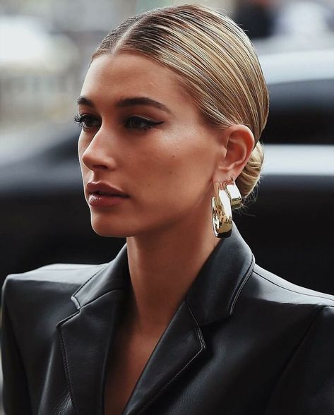 The Ultimate Guide to Low Buns | HOWTOWEAR Fashion Smink Inspiration, Boring Hair, Slicked Back Hair, Slick Hairstyles, Penteado Cabelo Curto, Sleek Hairstyles, Hailey Baldwin, Grunge Hair, 인물 사진