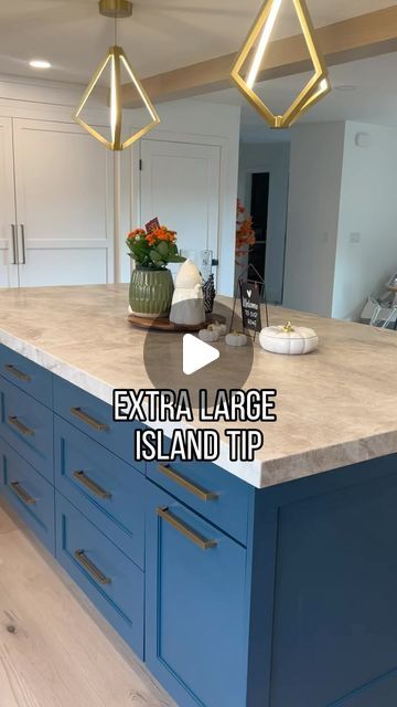 ▫️Kara | Big Willow Home on Instagram: "If you’ve ever dreamed of an extra large island, I have one major tip!! Try to plan for a 10 x 5 if it will fit in your space. This is generally the largest slab comes, which means you won’t have any seams 🙌🏻. Obviously your size will sometimes decide for you, but I know when we were trying to do an extra large island for entertaining this was an easy dimension to follow! Let me know if you would love an extra large island in your home?  #utahhomes #kitchendesign #kitchenisland #homeremodel #homerenovation #newbuildtips" Kitchen Island For 5 People, 5x7 Kitchen Island, Round Kitchen Island Ideas, Large U Shaped Kitchen With Island, 10 Foot Kitchen Island, Oversized Island Kitchen, Kitchen Island Color Ideas, Big Island Kitchen, Extra Large Kitchen Island