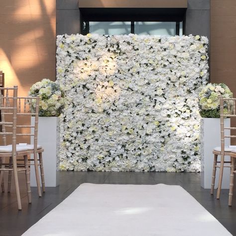 Arosi Decor, Flower Wall Wedding Ceremony Backdrop, White Flower Wall Backdrop, Ceremony Backdrop Indoor, Wedding Reception At Home, White Flower Wall, Wedding Photo Walls, Flower Backdrop Wedding, Greenery Wall