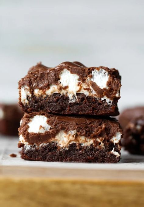 Brownies Decorados, Marshmallow Brownies, Homemade Brownies Easy, Marshmallow Desserts, Ultimate Brownies, Fudgy Brownie Recipe, Brownies Recipe Homemade, Marshmallow Frosting, Brownie Toppings