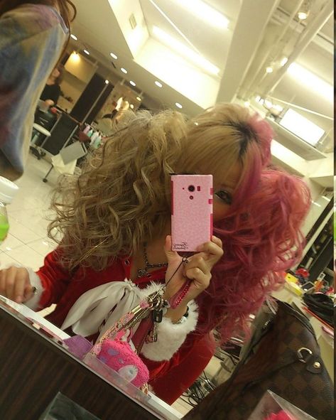 Gyaru Fits, Shibuya Style, Decora Harajuku, Gyaru Hair, Japanese Makeup, Pigtail Hairstyles, Gyaru Fashion, Flip Phone, Tone Hair