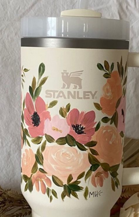 Stanley Cup Painted, Painted Stanley Cup Ideas, Painted Water Bottle Ideas, Hand Painted Tumblers, Painted Stanley Cup, Kitchenware Ideas, Cup Painting, Wine Glass Candle, Painted Cups